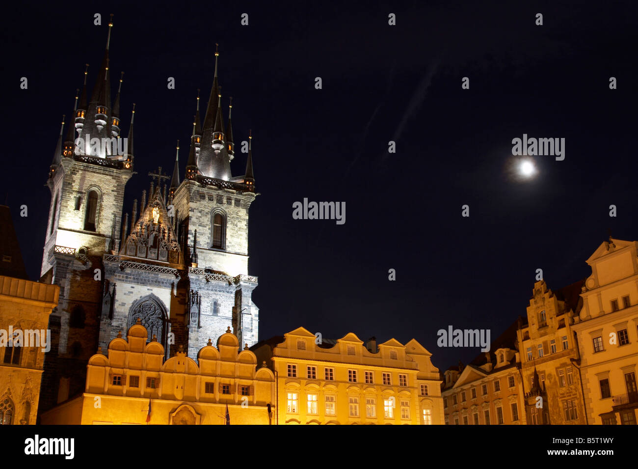 Église Notre Dame en face de Týn (Kostel matky Boží il y a Týnem) à la place de la vieille ville (Staroměstské náměstí) la nuit, Prague Banque D'Images