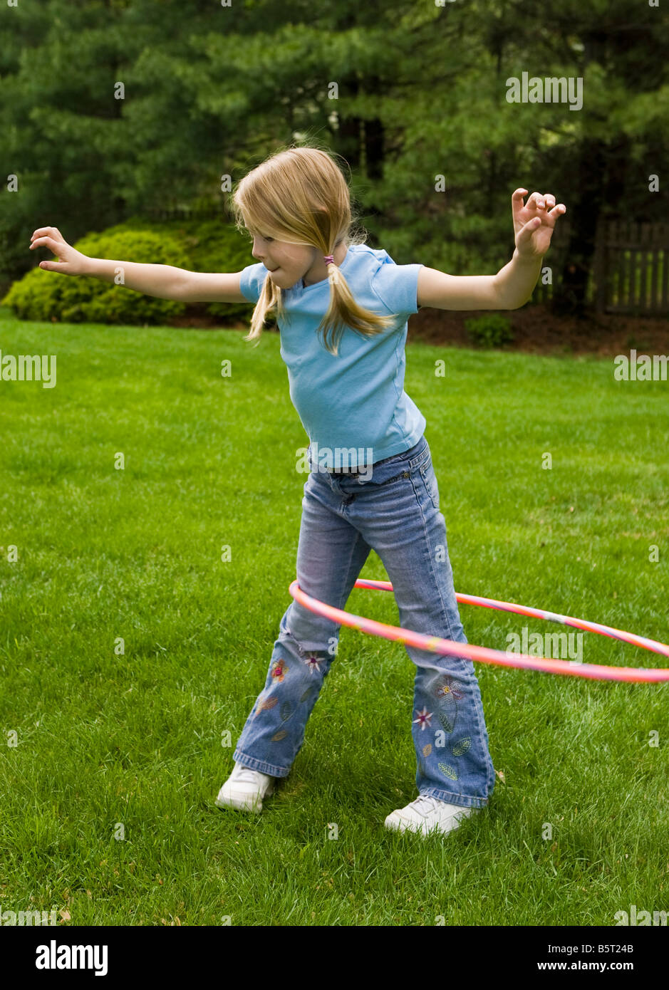 Enfant jouant avec un hula hoop Banque D'Images