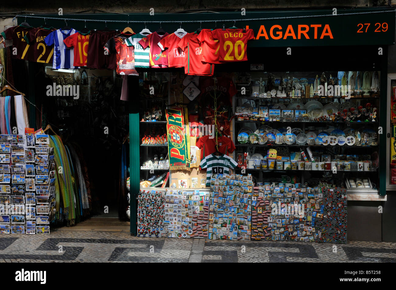 L'affichage. Boutique touristique. La Baixa Pombalina, à Lisbonne, Portugal Banque D'Images