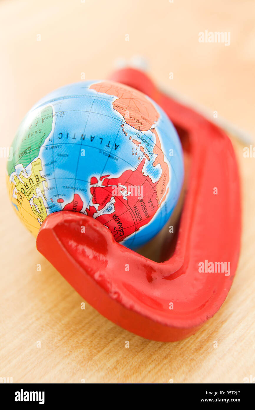 Globe politique pressé dans le collier sur la surface en bois Banque D'Images