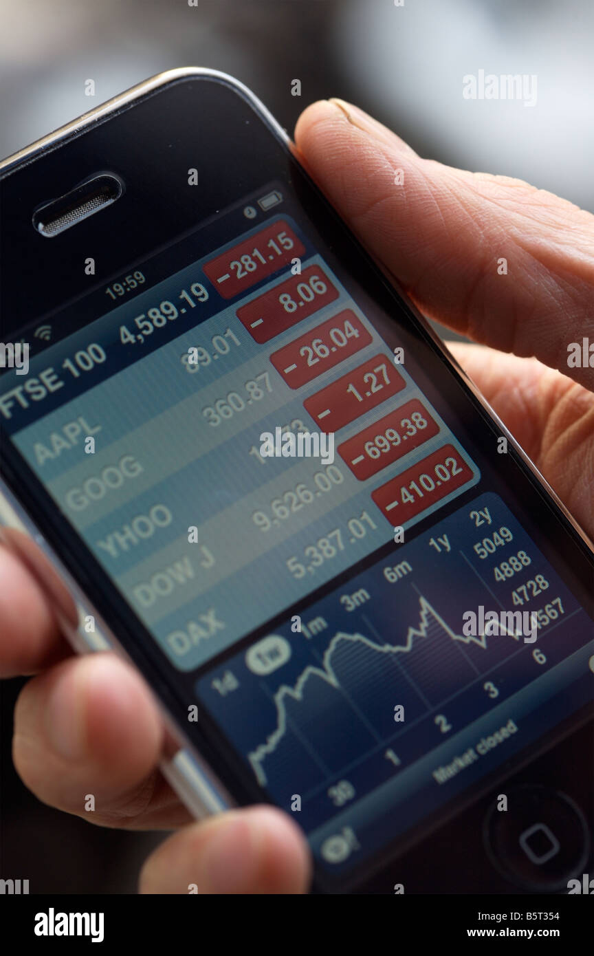 En utilisant un Apple i phone Banque D'Images