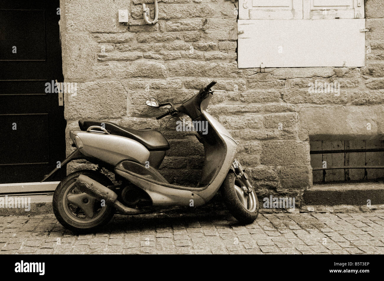 Motor Scooter garée dans une rue à Pontivy, France. Banque D'Images