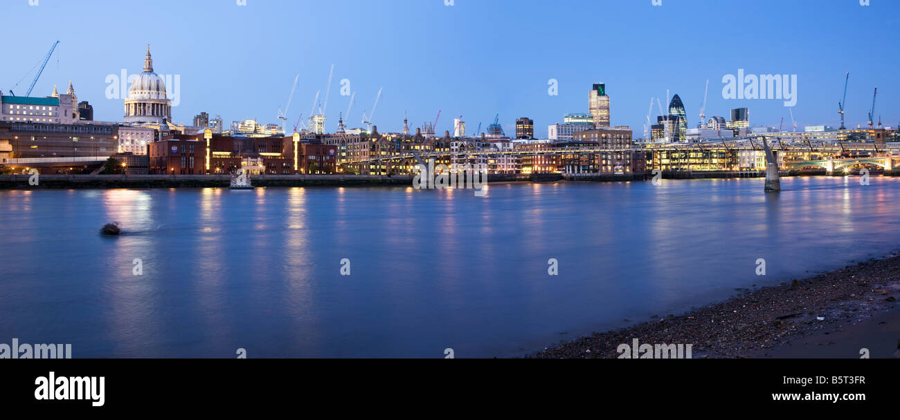 UK London Skyline vue sur la Tamise Banque D'Images