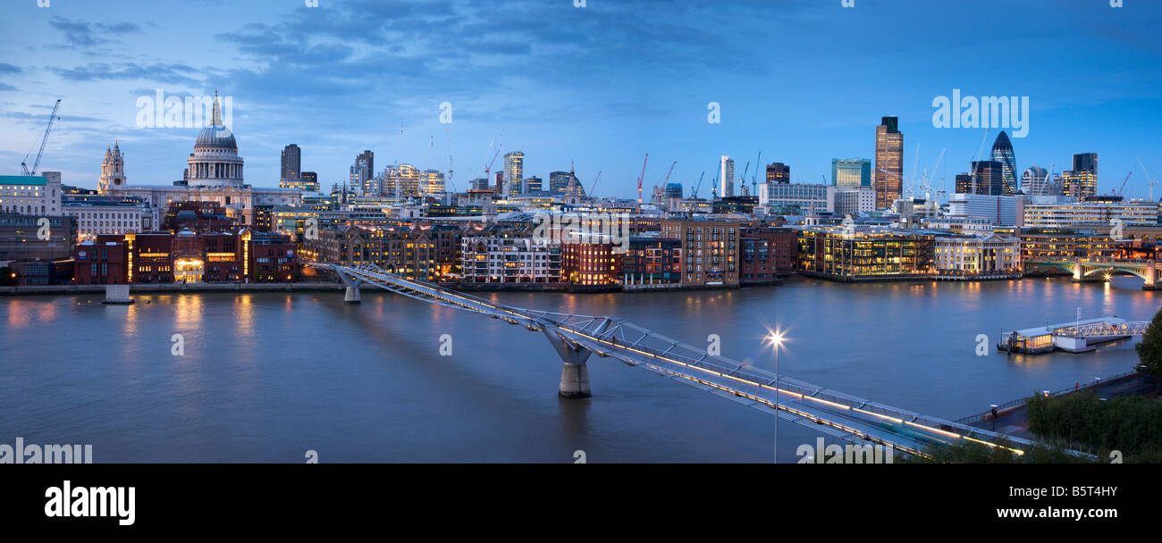 UK London la Cathédrale St Paul et les toits de la ville vue sur la Tamise Banque D'Images