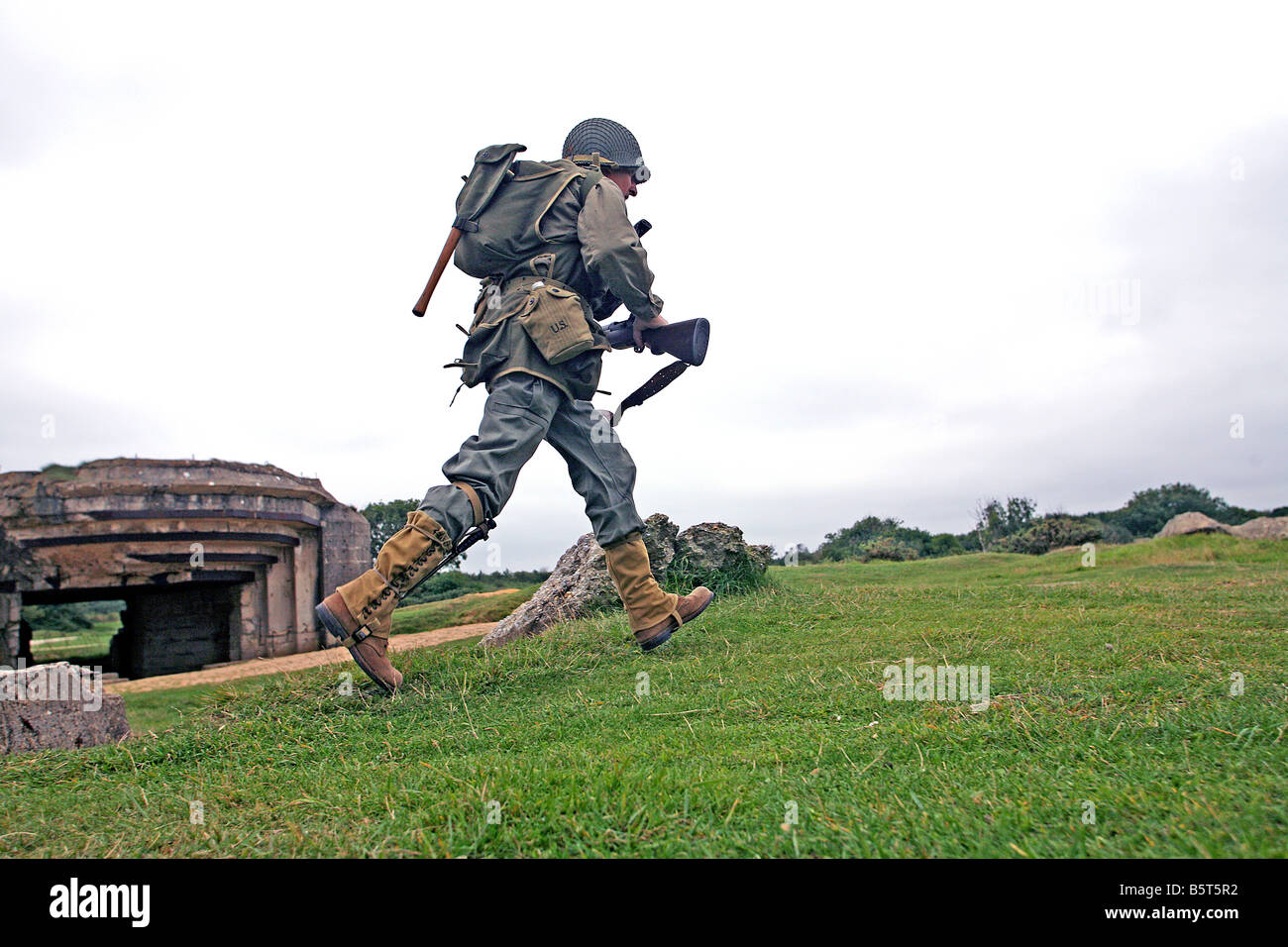 Acteur vêtu comme un jour d'assaut des Rangers américains un bunker allemand une Pointe du Hoc,Normandie,France Banque D'Images