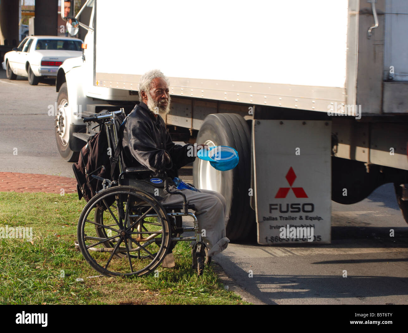 Un homme dans une chaise roulante pour demander de l'argent en Amérique  latine Photo Stock - Alamy