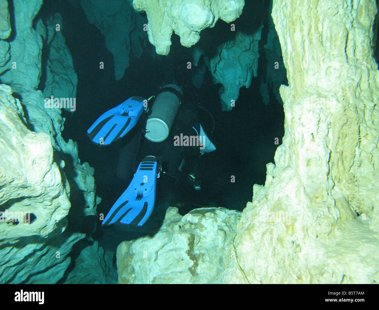 En plongeur grotte cenote Dos Ojos système Banque D'Images