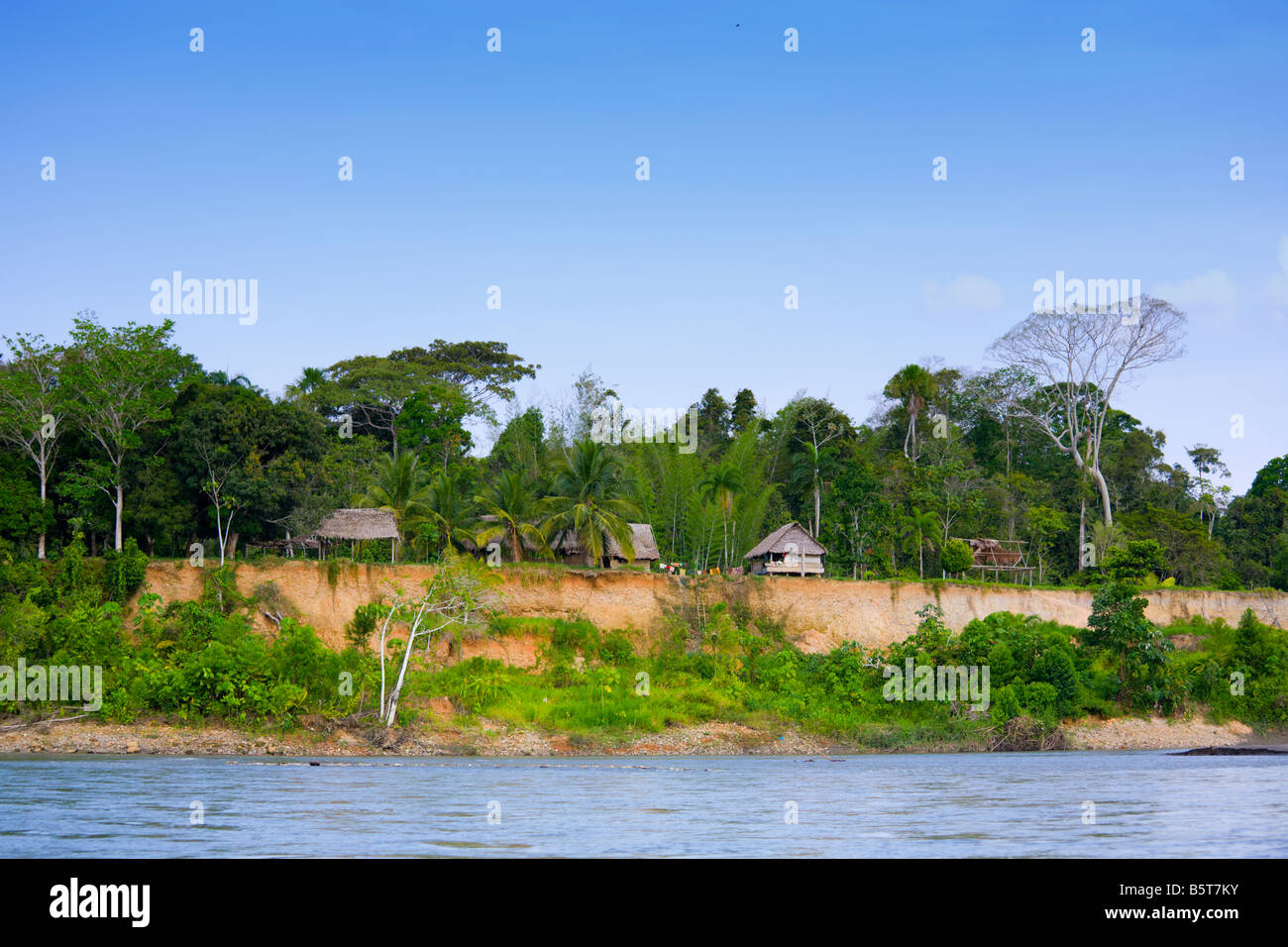 Village sur la rivière Banque D'Images