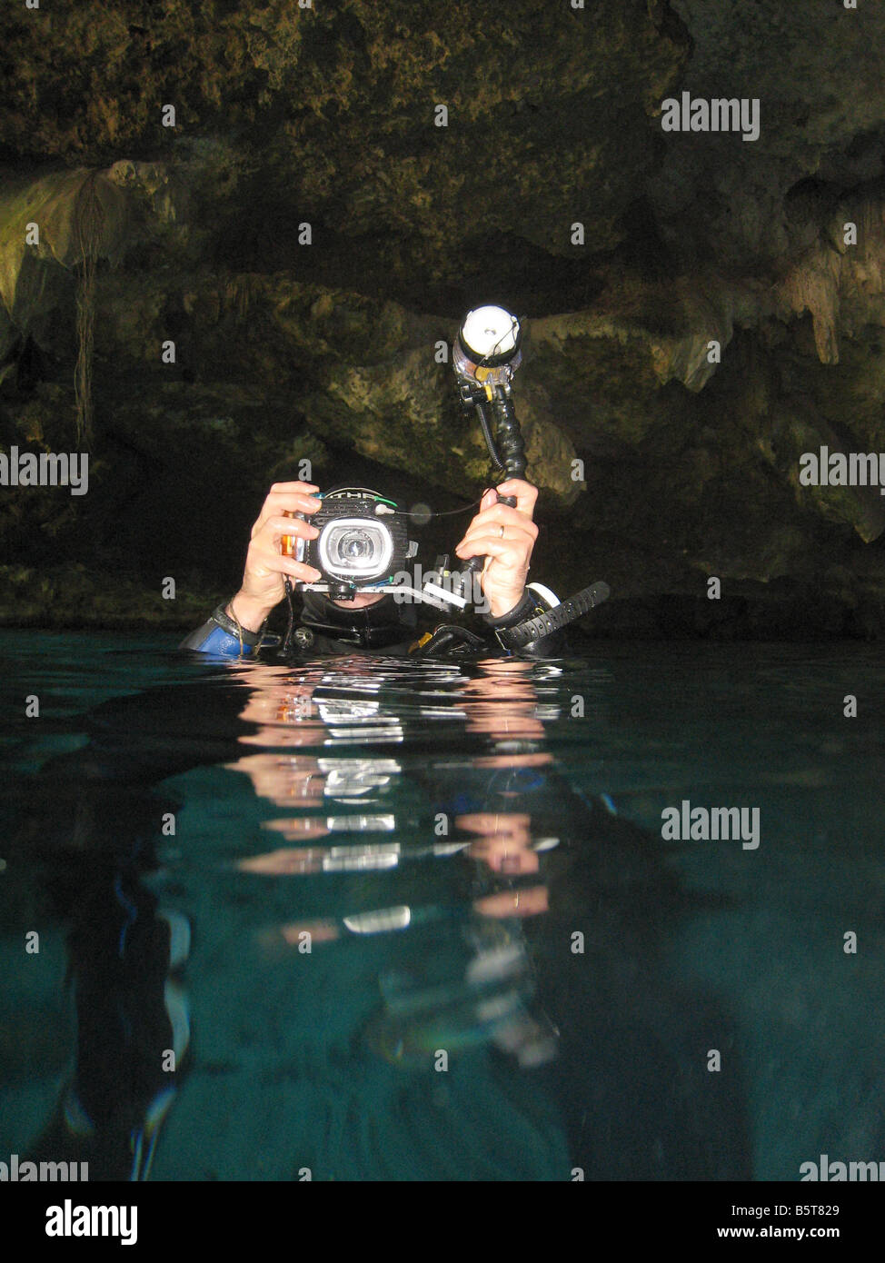 Plongeur avec appareil photo sous-marin en cenote mexique Banque D'Images