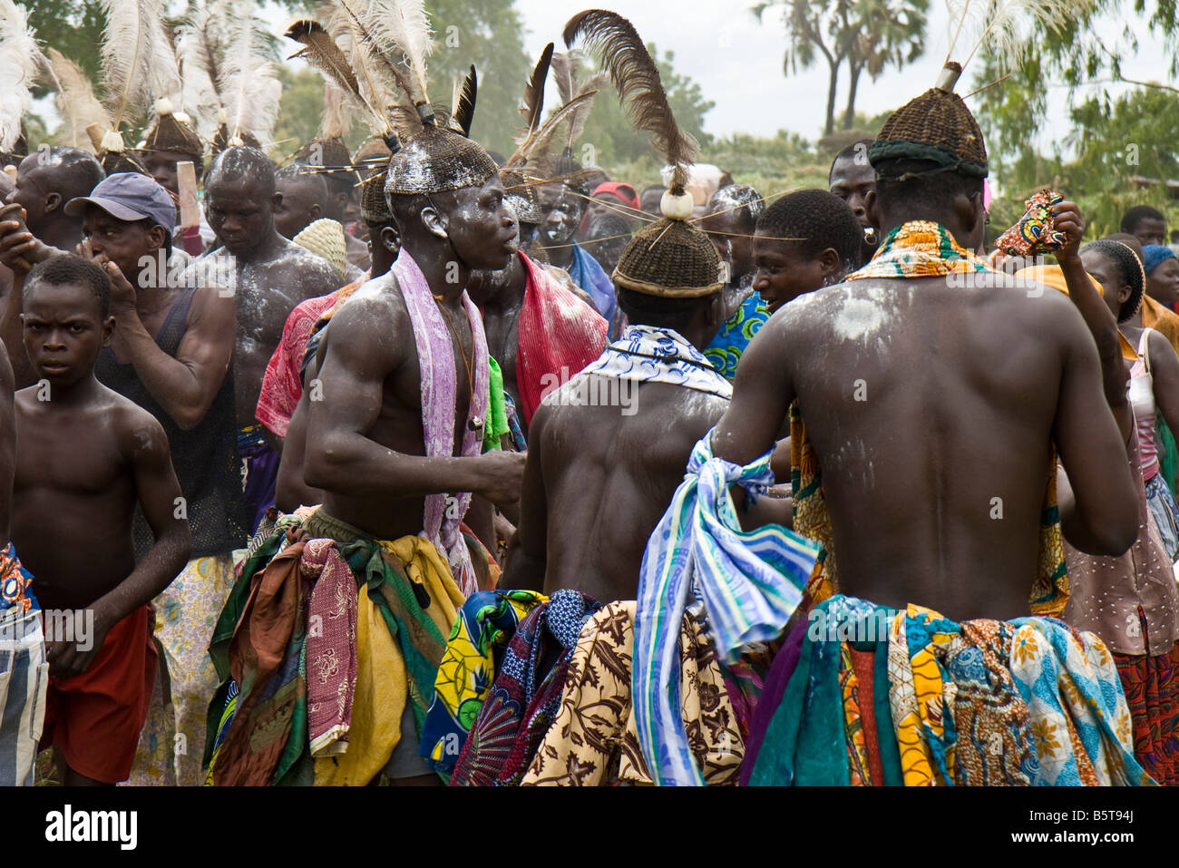 Les jeunes hommes Kabye au cours de la danse de cérémonie d'initiation annuel appelé le Festival Evala, dans la région de Kara au Togo. Banque D'Images