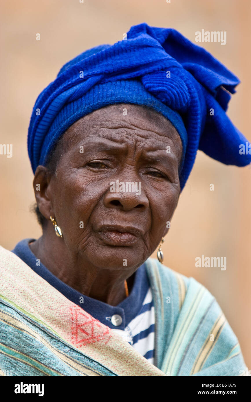 De femme africaine avec l'écharpe bleue Banque D'Images