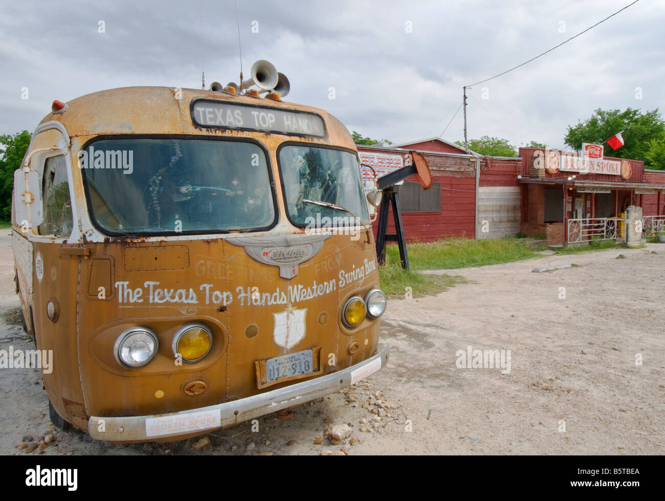 Austin Texas Hill Country western swing band abandonné tour bus vers 1950 s dans parking de Broken Spoke honky tonk Banque D'Images