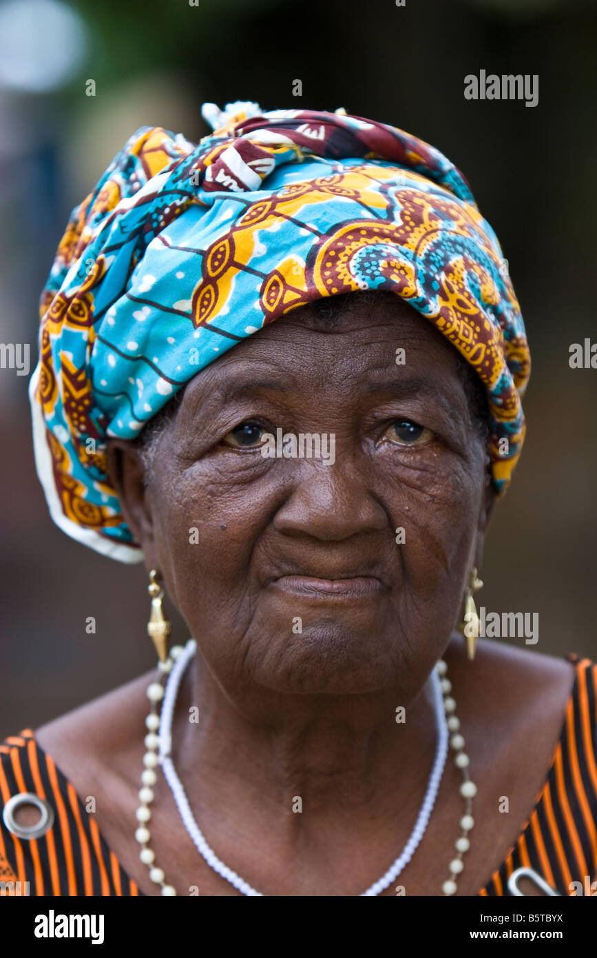 Une femme âgée au Togo, Afrique de l'Ouest est enveloppée d'un châle bleu et écharpe. Banque D'Images