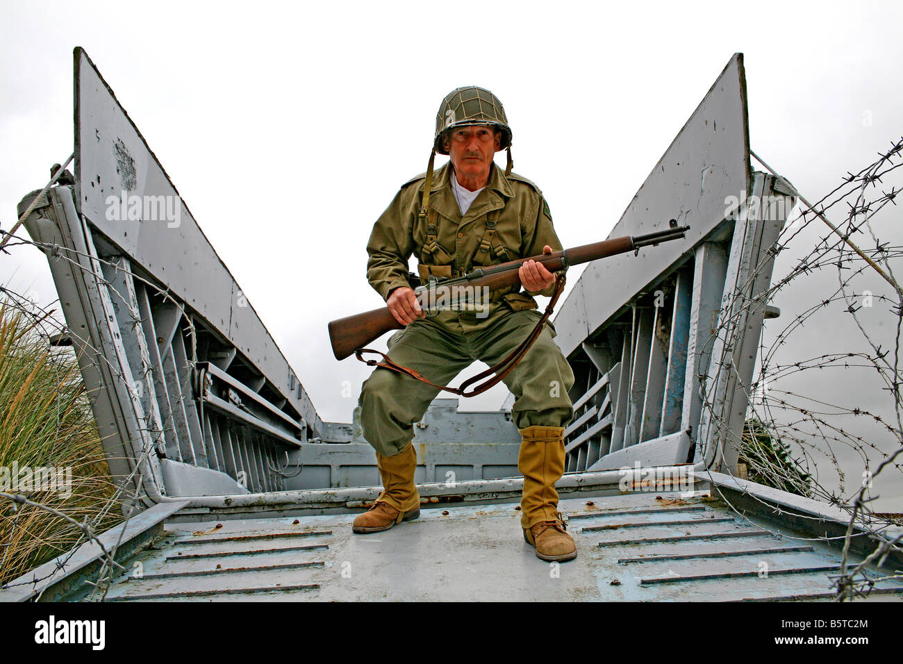 Acteur vêtu comme un soldat américain D-Day sur une barge de débarquement à Utah Beach Normandie ,France Banque D'Images