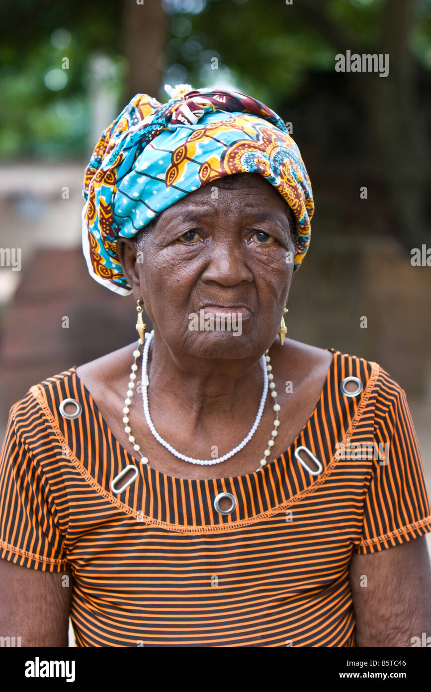 Une femme âgée au Togo, Afrique de l'Ouest est enveloppée d'un châle bleu et écharpe. Banque D'Images