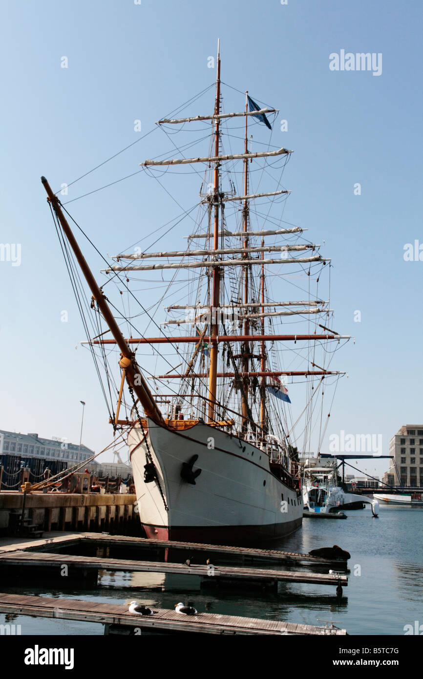 Une barque amarrée dans le Victoria et Alfred Waterfront à Cape Town, Afrique du Sud Banque D'Images