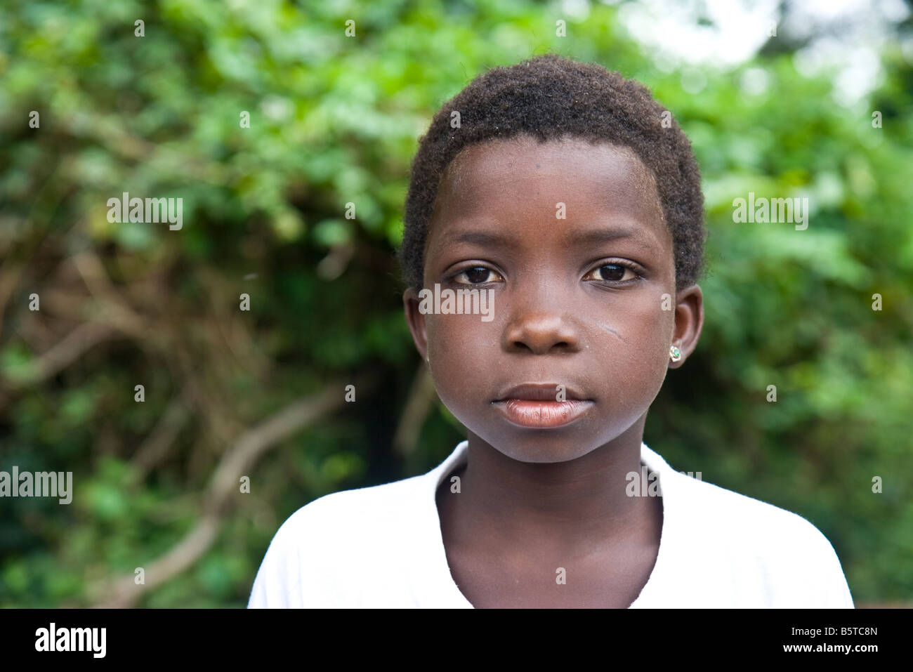 Portrait d'une jeune fille africaine dont l'éducation est parrainé par un organisme d'aide humanitaire. Banque D'Images
