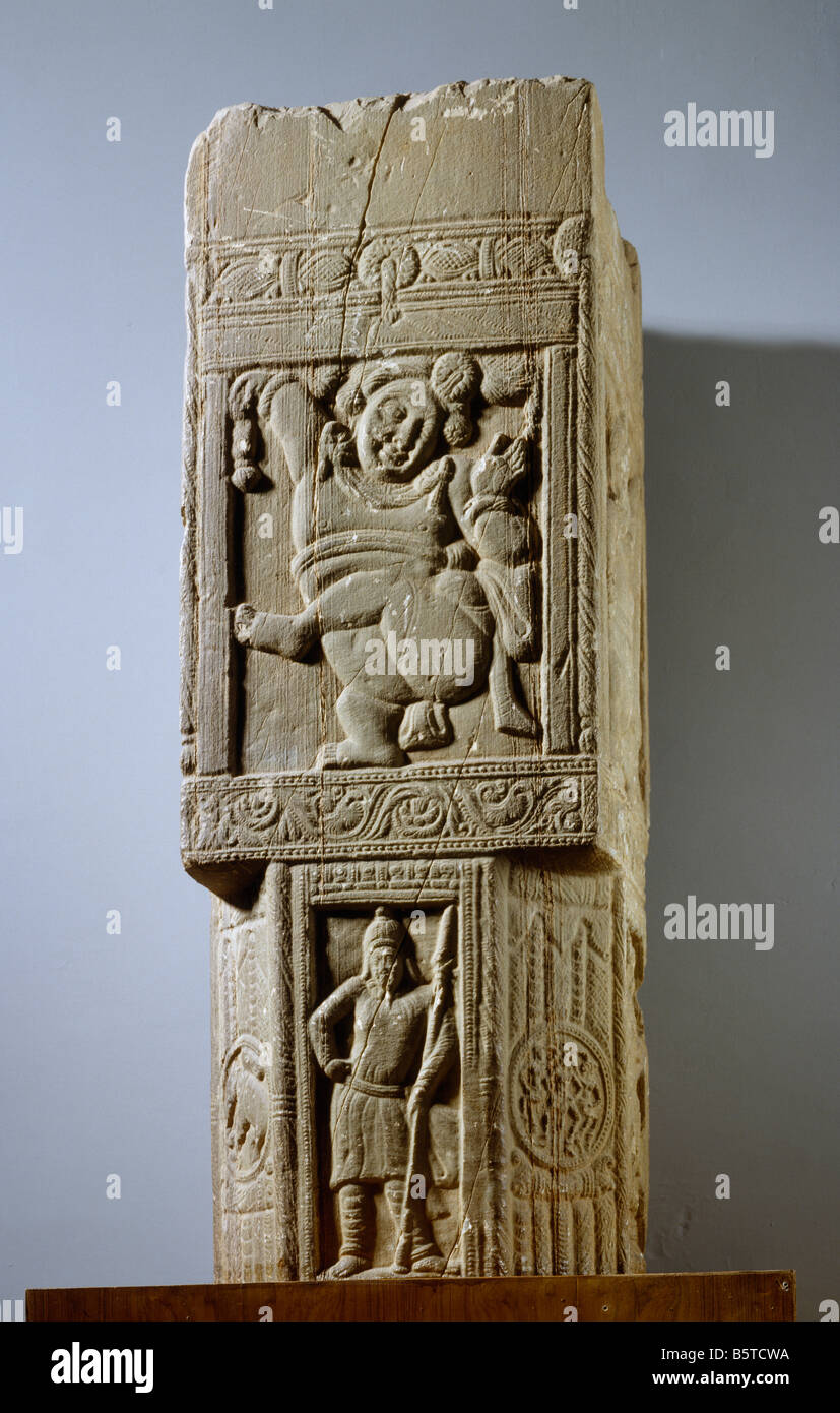 Pilier avec danse et nain soldat scythe. Début de la sculpture indienne. De nagarjunikonda Andhra Pradesh. 3e siècle. Nat Banque D'Images