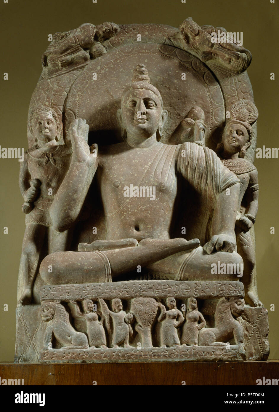 Bouddha assis en grès rouge Mathura Uttar Pradesh. Musée national de New Delhi 55,25 Banque D'Images