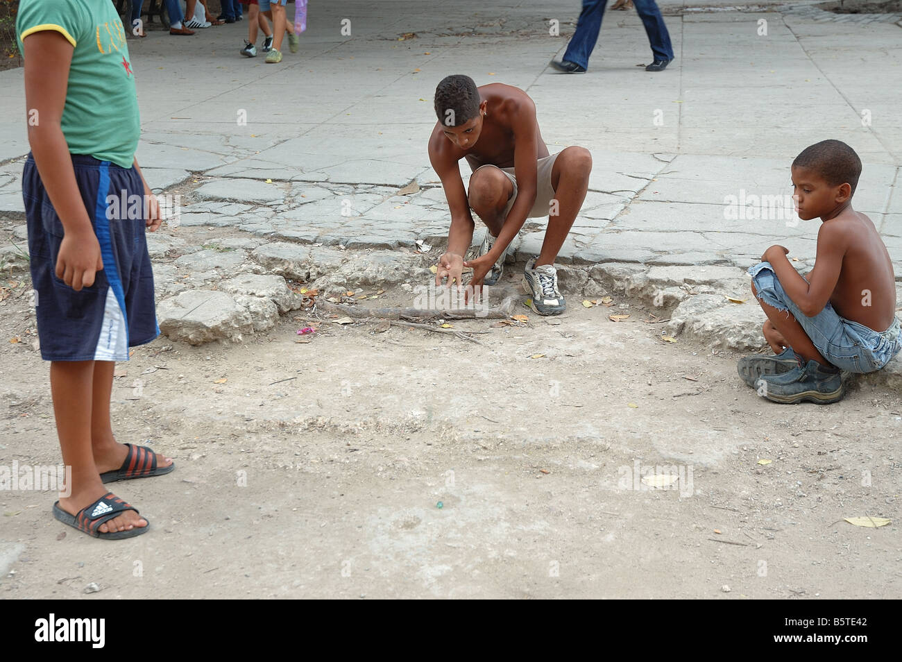 Les enfants jouent aux billes dans la Vieille Havane, Cuba plaza Banque D'Images