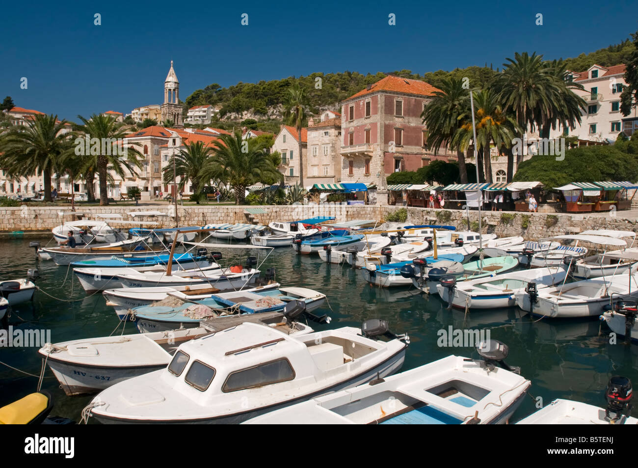 Bateaux dans le vieux port dans la vieille ville de Hvar, Croatie. Banque D'Images