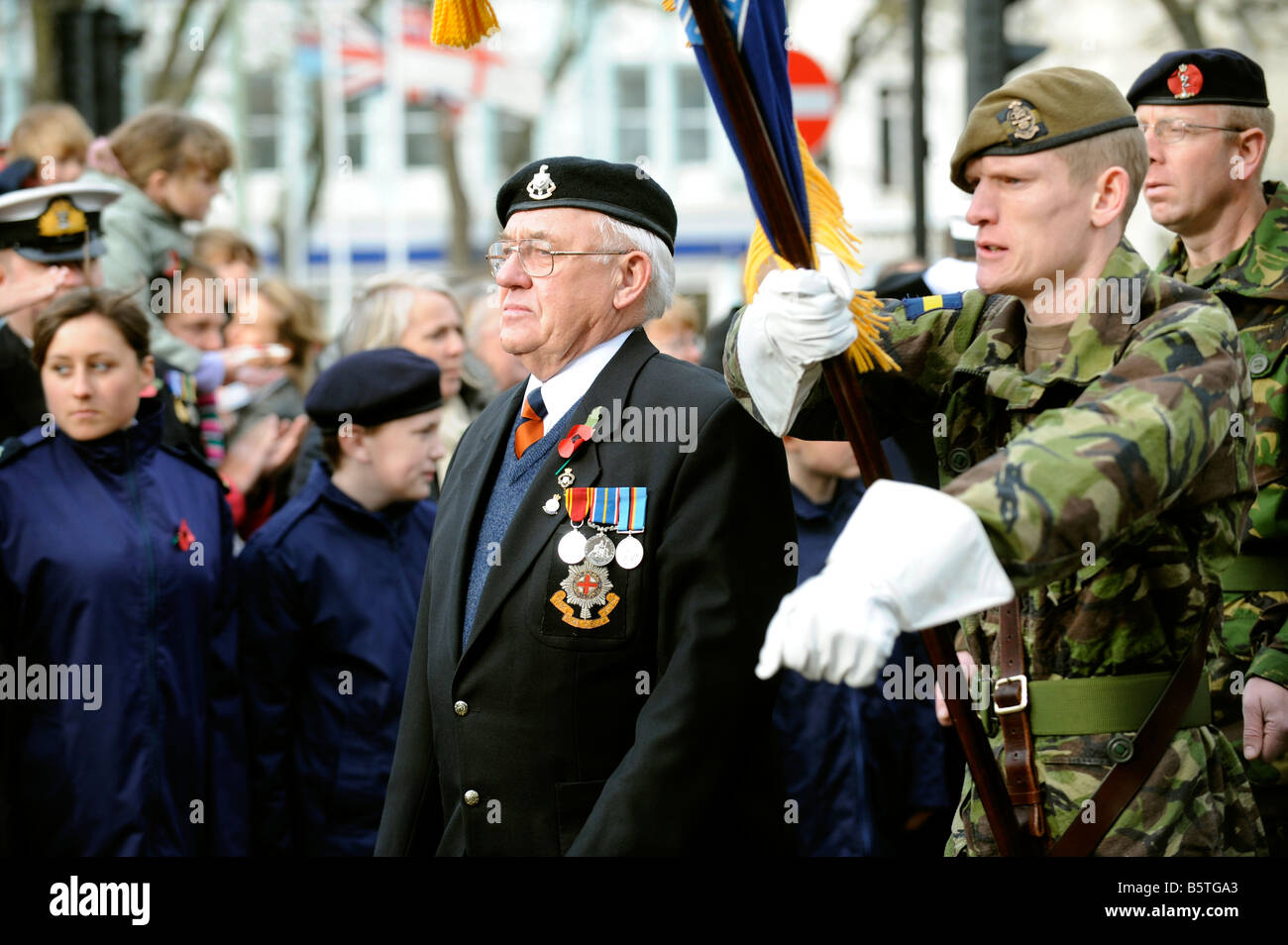 Les anciens combattants et les soldats défilent à l'Acte du Souvenir Service dans Brighton UK Banque D'Images