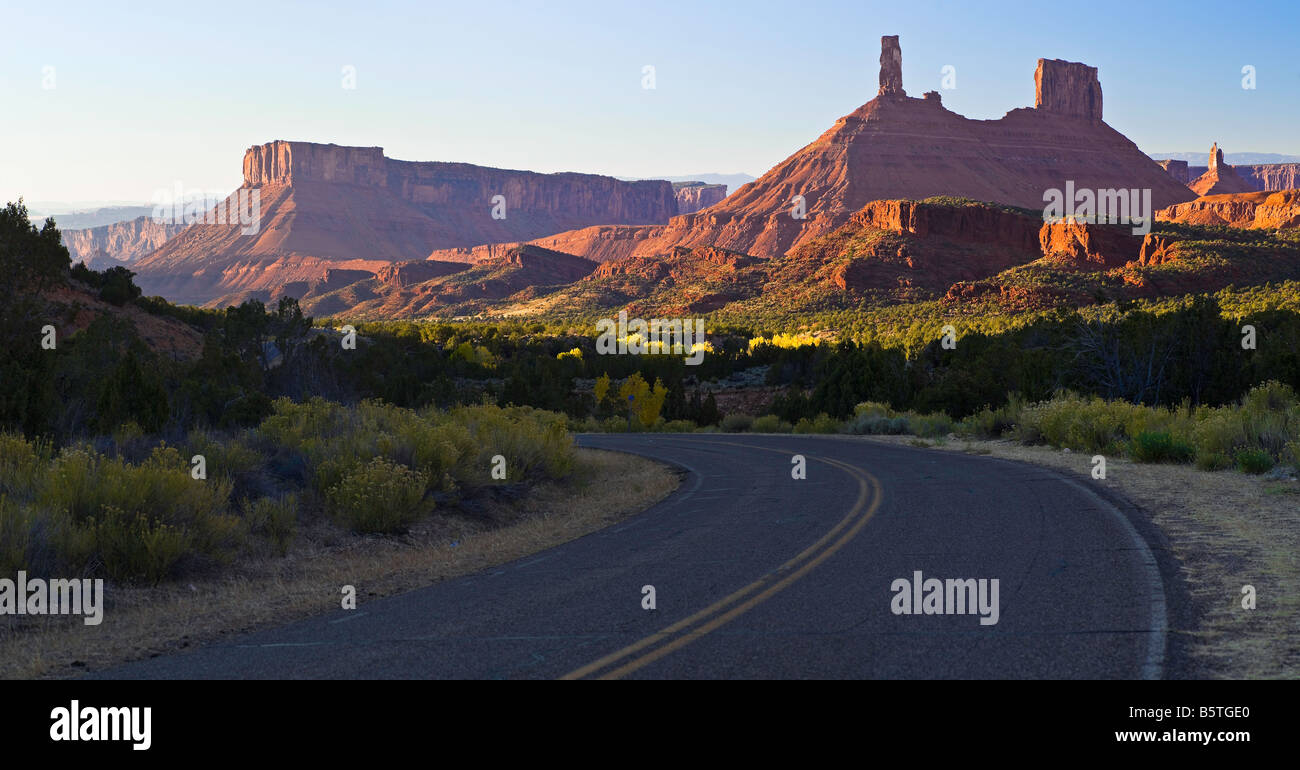 La route dans la vallée de Moab,Château,Utah, USA Banque D'Images