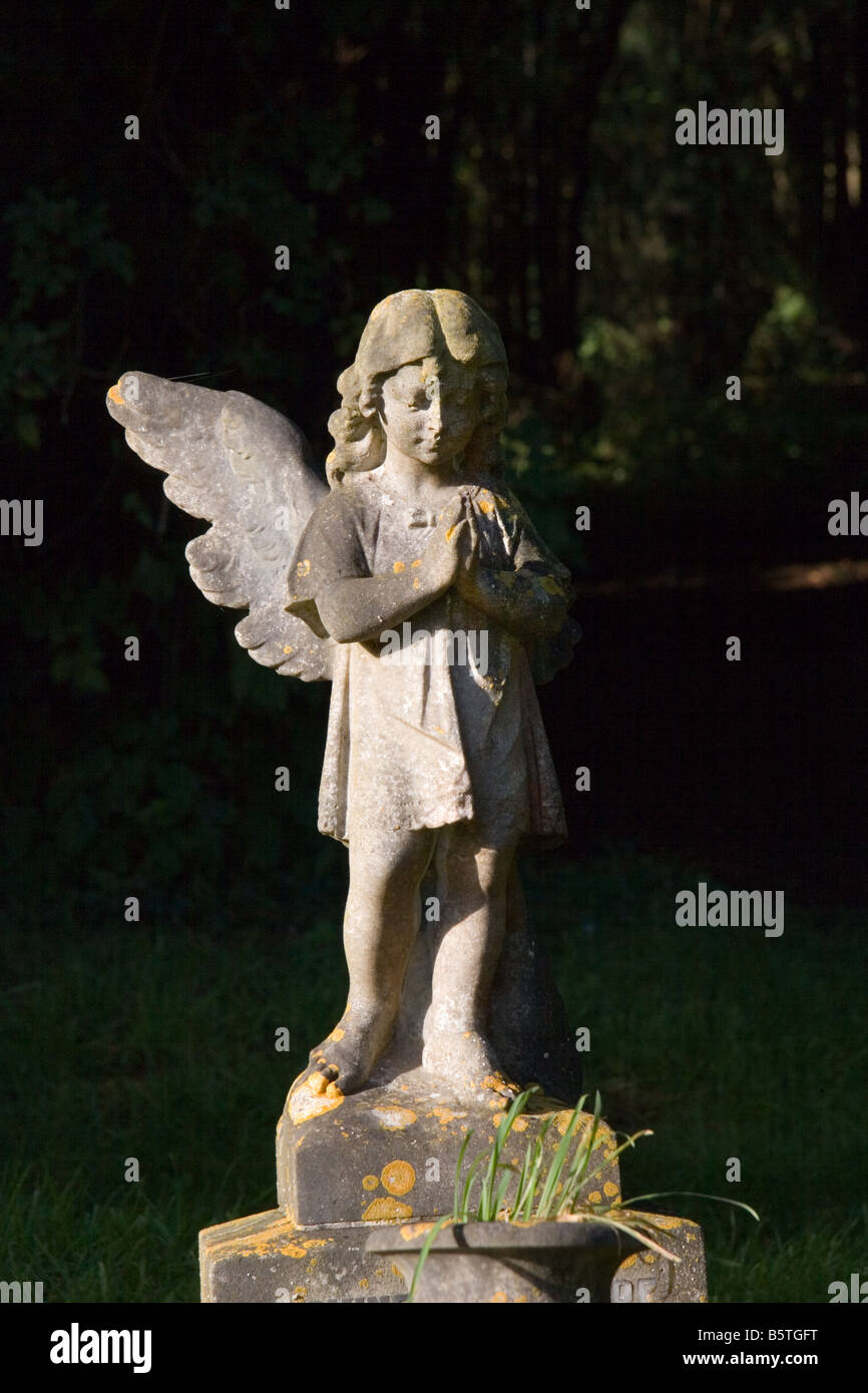 Sculpture pierre tombale d'un ange avec une seule aile, Saint Nicolas's churchyard, Radstock, Somerset, UK Banque D'Images