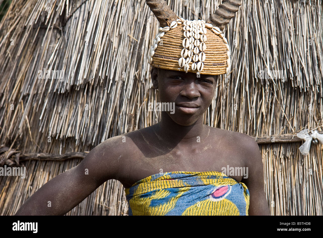 Teenage African girl avec casque cornu dans la vallée de Tamberma Photo  Stock - Alamy