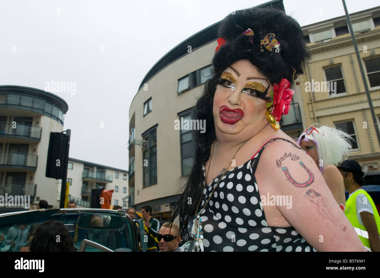 Royaume-uni, Angleterre, 2 août 2008. Au cours de la parade Gay Pride à Brighton fait son chemin à travers le centre ville. Banque D'Images