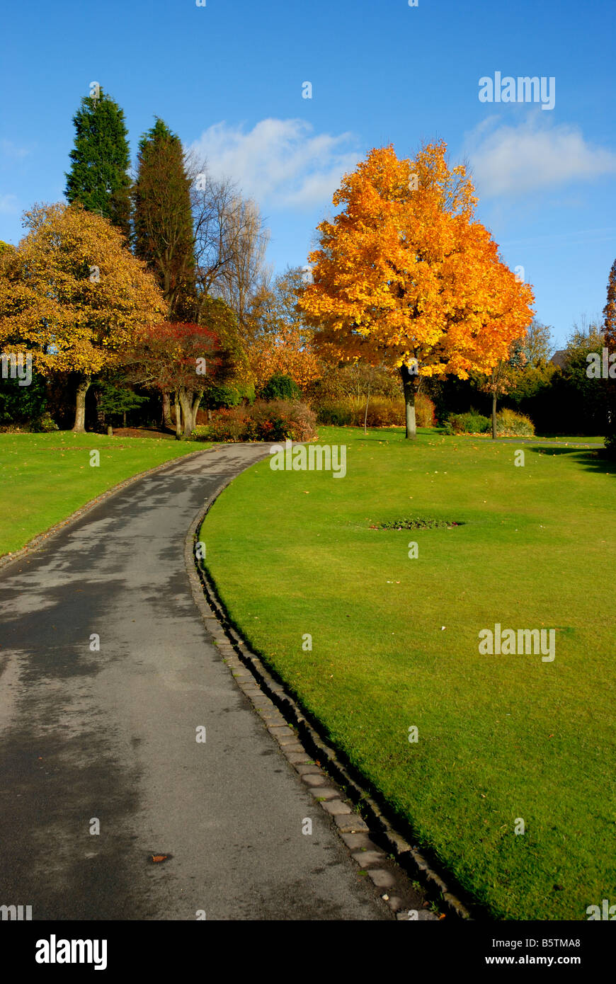 Couleurs d'automne dynamique dans Mesnes Park, Wigan Banque D'Images