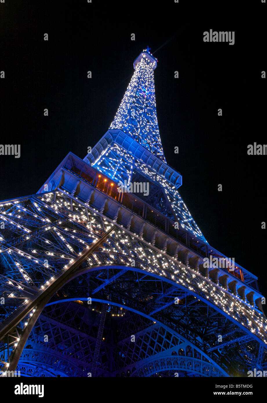 L'éclairage bleu de la Tour Eiffel au cours de la présidence française de l'UE de 2008 Paris France Banque D'Images