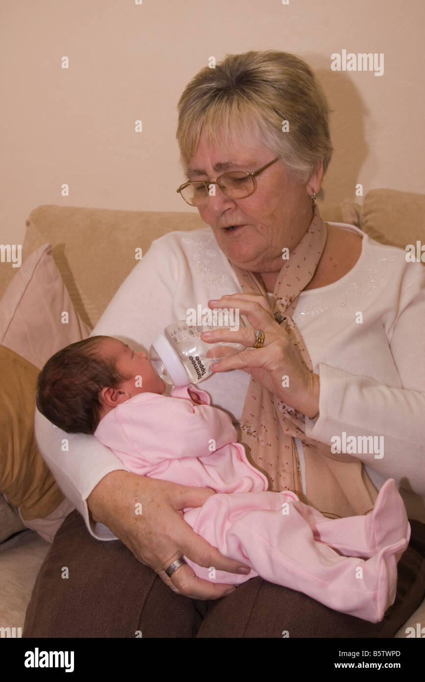 Grand Mere Personne Femme Biberon Nouveau Ne 1 Semaine Grand Bebe Fille Photo Stock Alamy