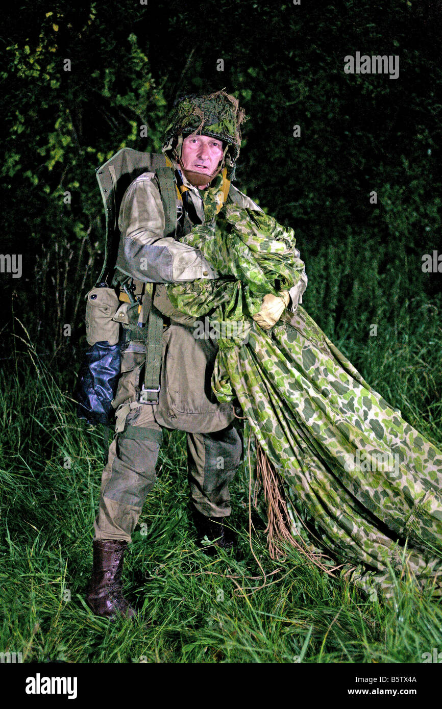Un acteur habillé en D Jour 101st Airborne US paratrooper ,Normandie,France. Banque D'Images