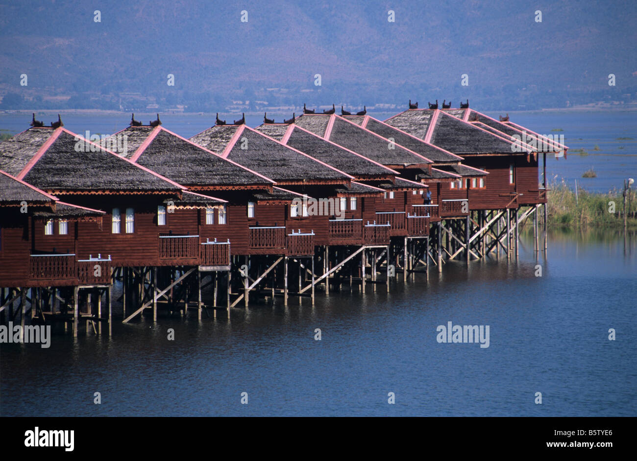 Bungalows sur pilotis ou Lodges at Hupin Kaung Daing Village Hotel, Resort, lac Inle, Birmanie ou Myanmar Banque D'Images