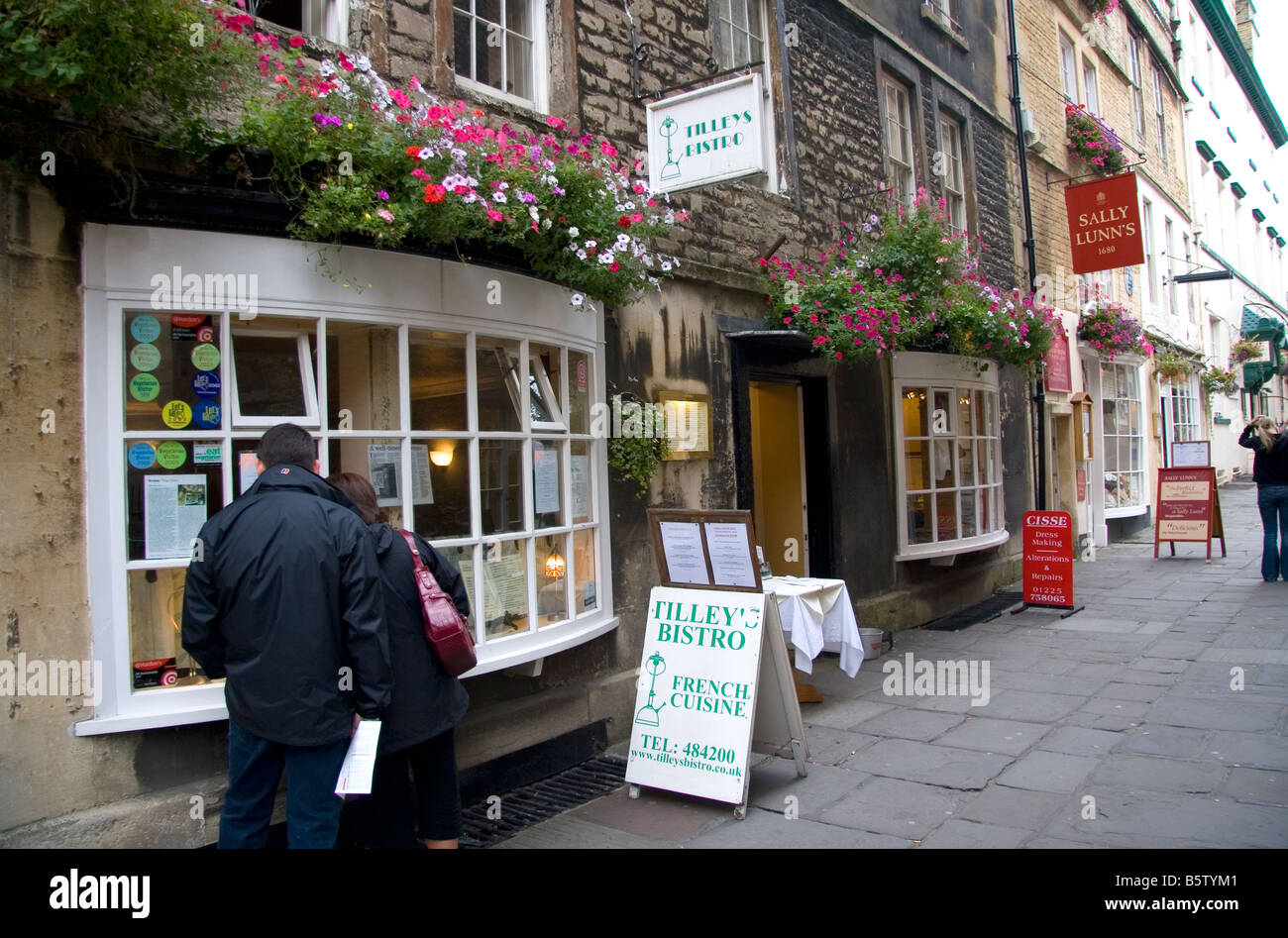Bistro Français et un pub anglais sur une rue piétonne à Bath en Angleterre Somerset Banque D'Images