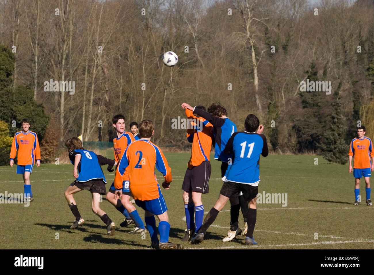 « Sunday amateur league' Football Match difficile pour les joueurs de la balle Banque D'Images