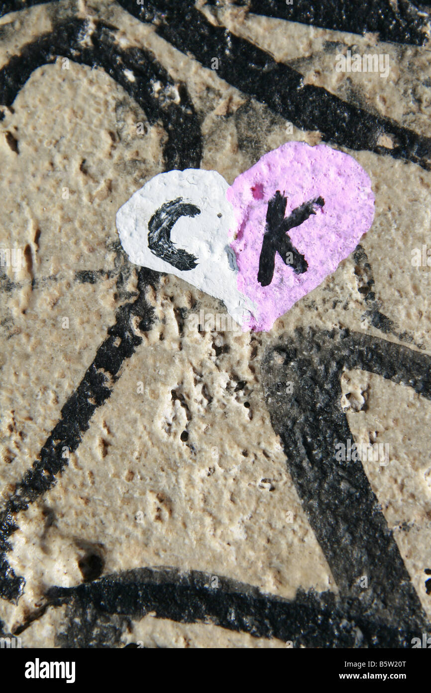 C et k deux initiales sur le mur peint graffiti coeur Banque D'Images