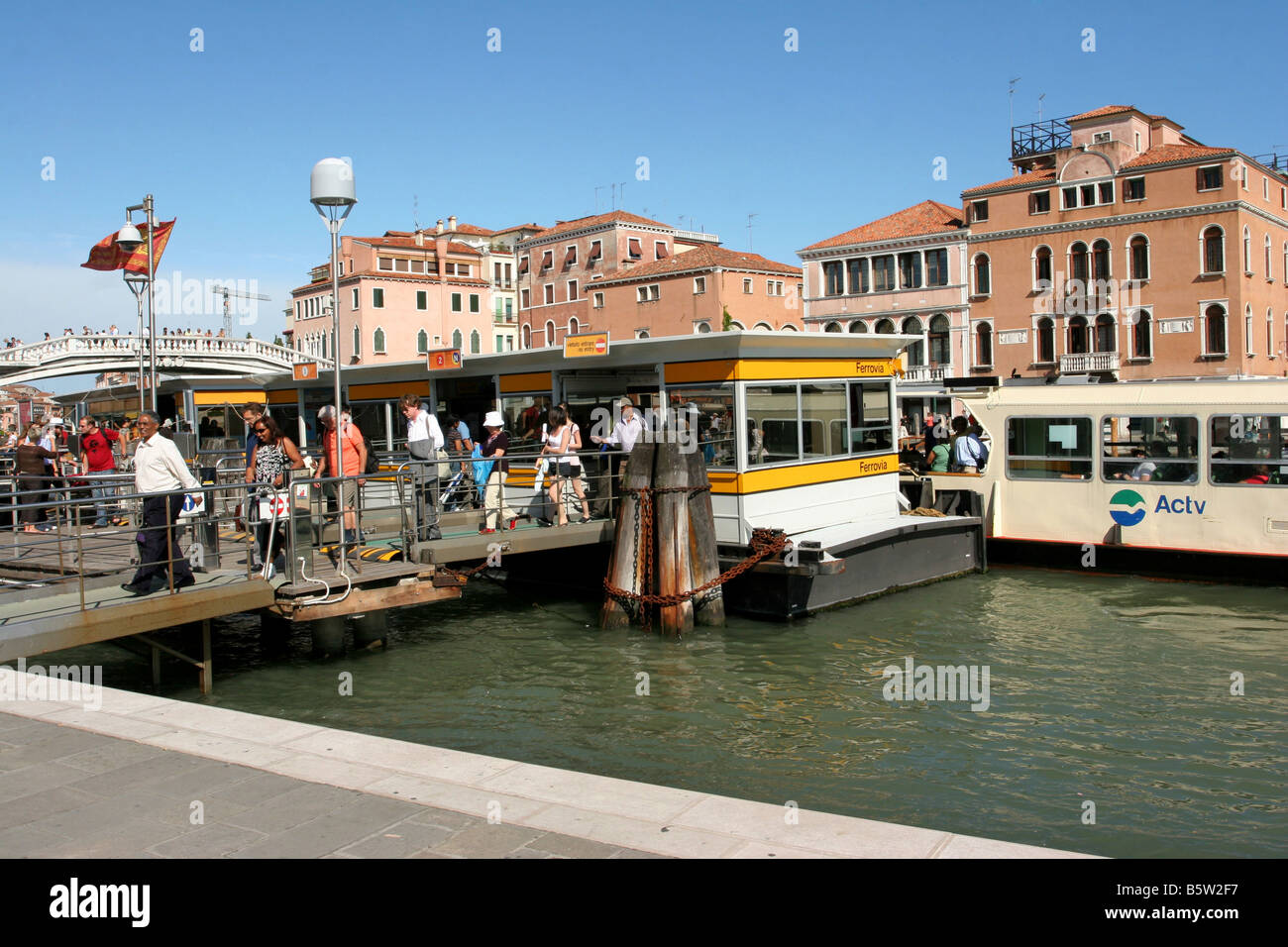Arrêt de bus de l'eau à Venise Vénétie Italie Ferrovia Banque D'Images