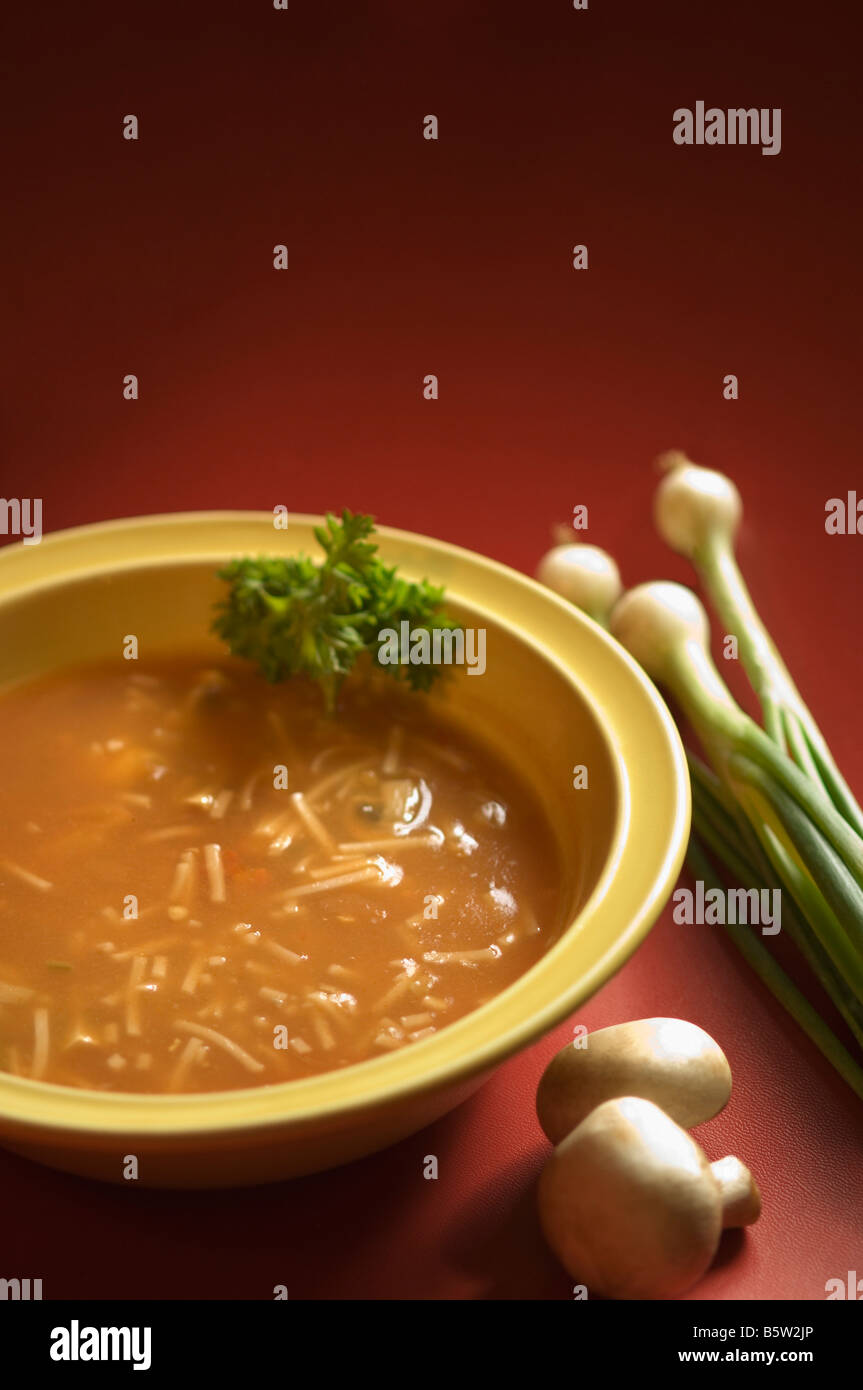 Close-up de soupe poulet et nouilles dans un bol Banque D'Images