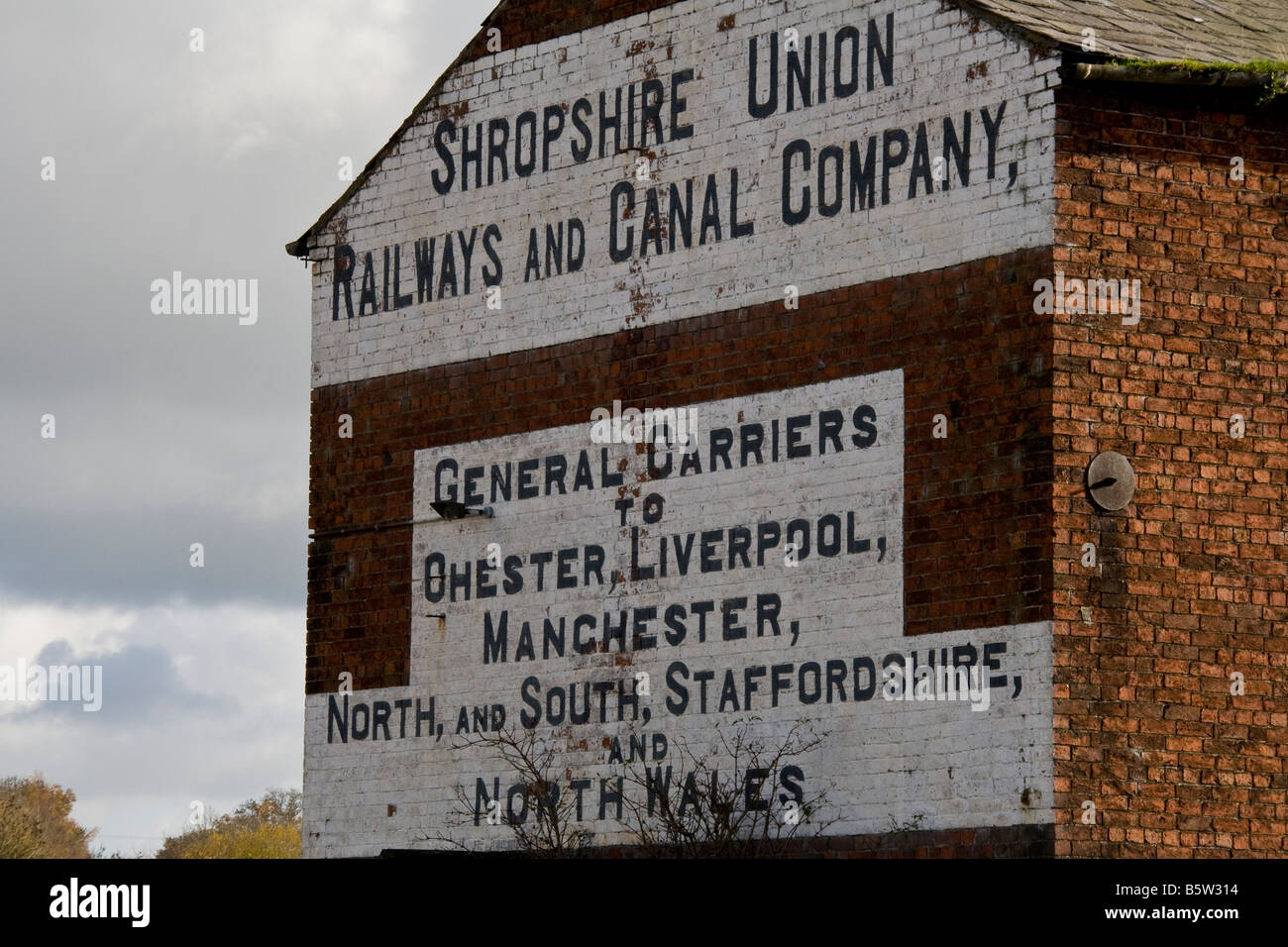 Shropshire Union Railways et canal Company signent sur le côté de l'entrepôt abandonné sur le canal Shropshire Union, à Ellesmere, Banque D'Images