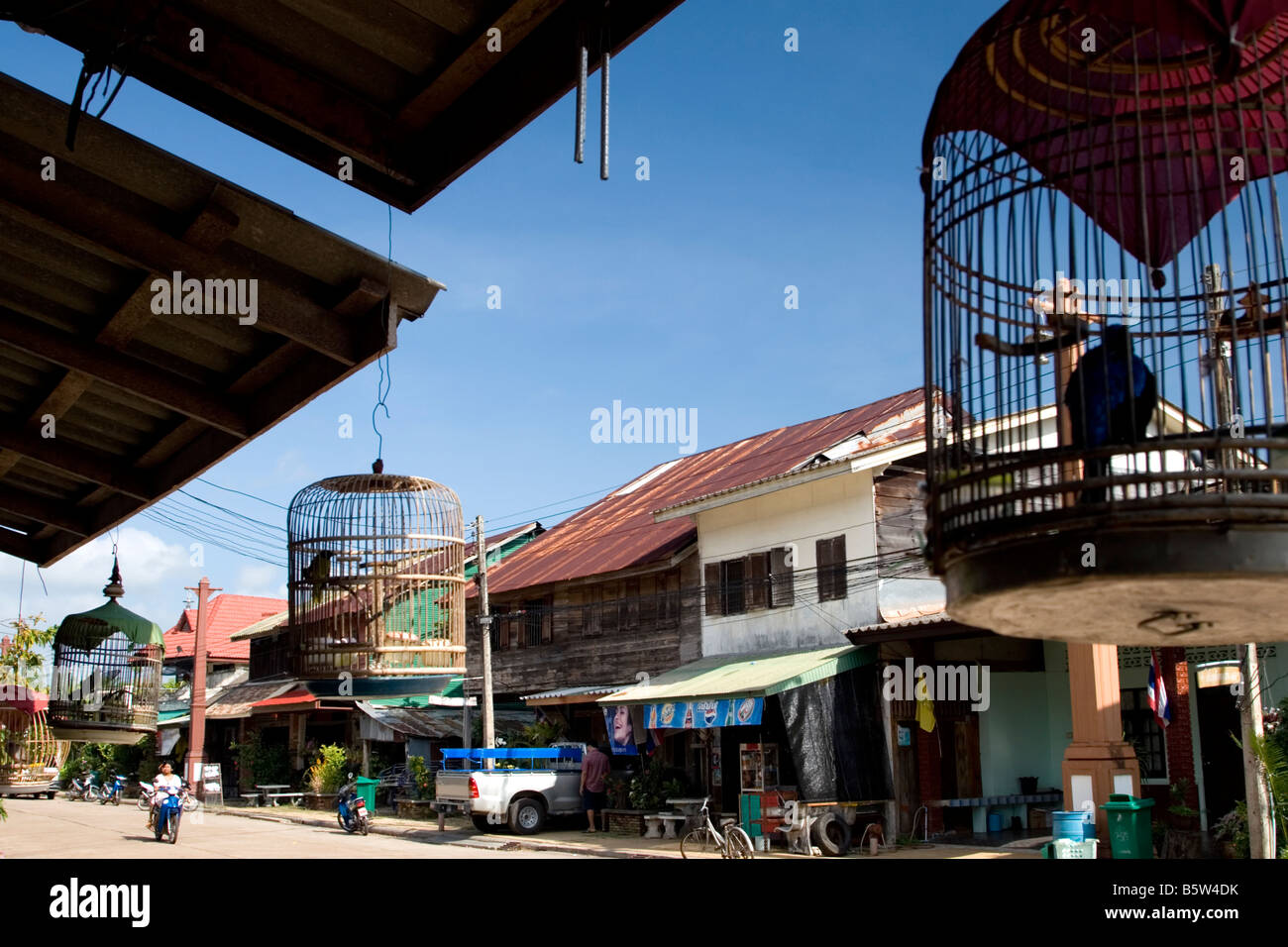 La rue principale de Sri Raya ville, Ko Lanta, Thaïlande. Banque D'Images