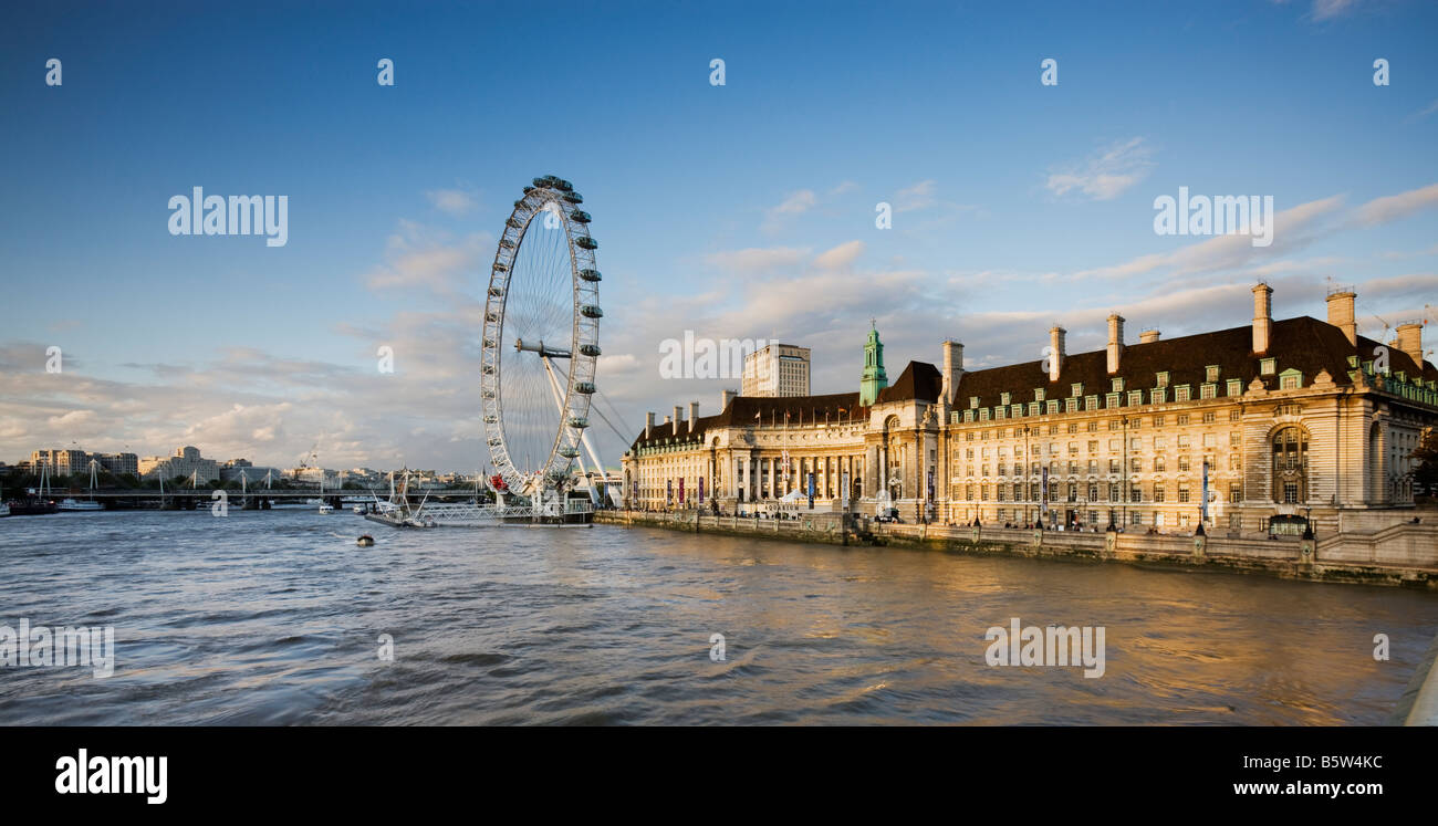 UK London Eye et le London County Hall vue sur la Tamise Banque D'Images