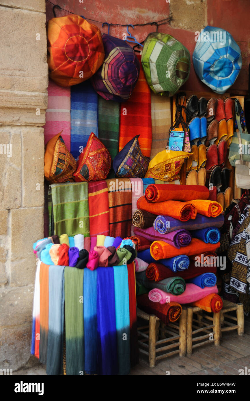 Tissus de couleurs vives et les jette à la vente dans le souk à Essaouira Maroc Banque D'Images