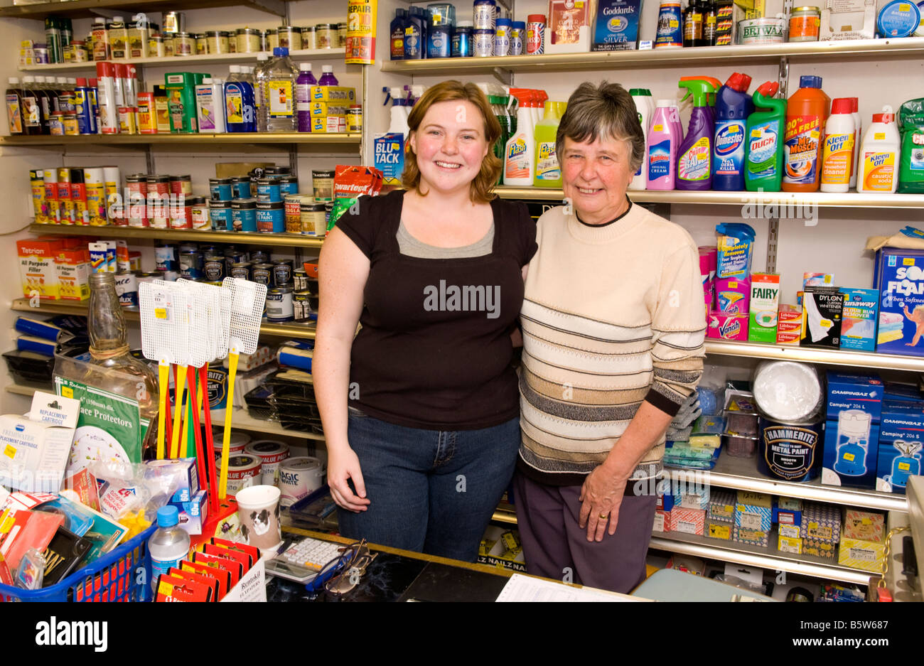 Mère et fille qui gèrent le matériel de peinture et boutique dans le bourg rural de l'Usk Monmouthshire South Wales UK Banque D'Images