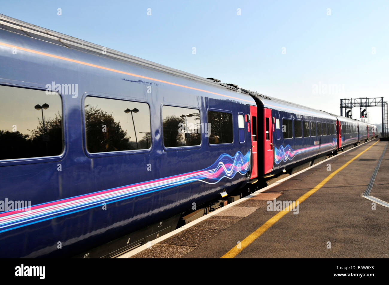 Great Western train attend dans la gare d'oxford Banque D'Images