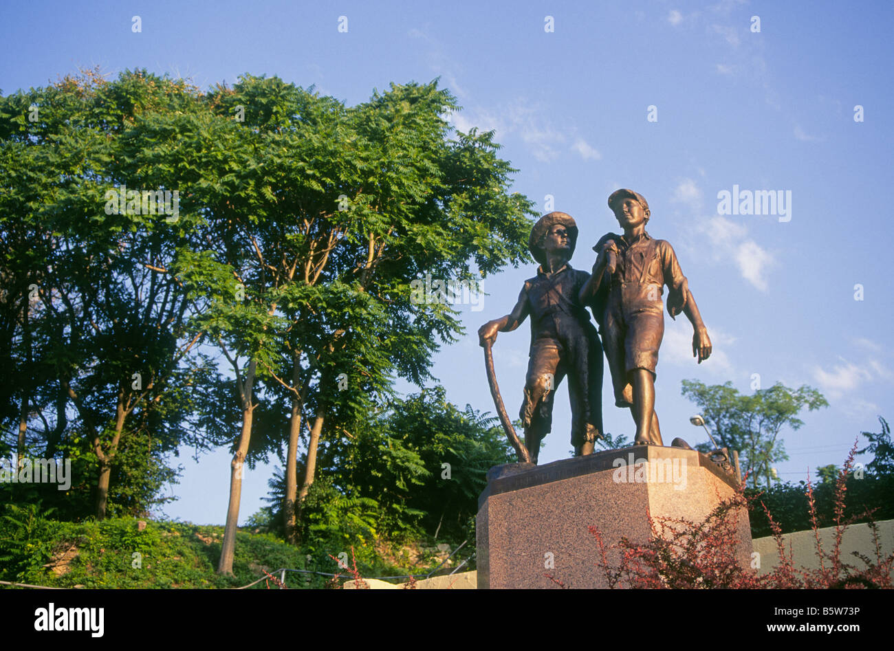 Une statue de Tom Sawyer et Huckleberry Finn dans Hannibal Missouri ville natale de Mark Twain Samuel Clemens Banque D'Images