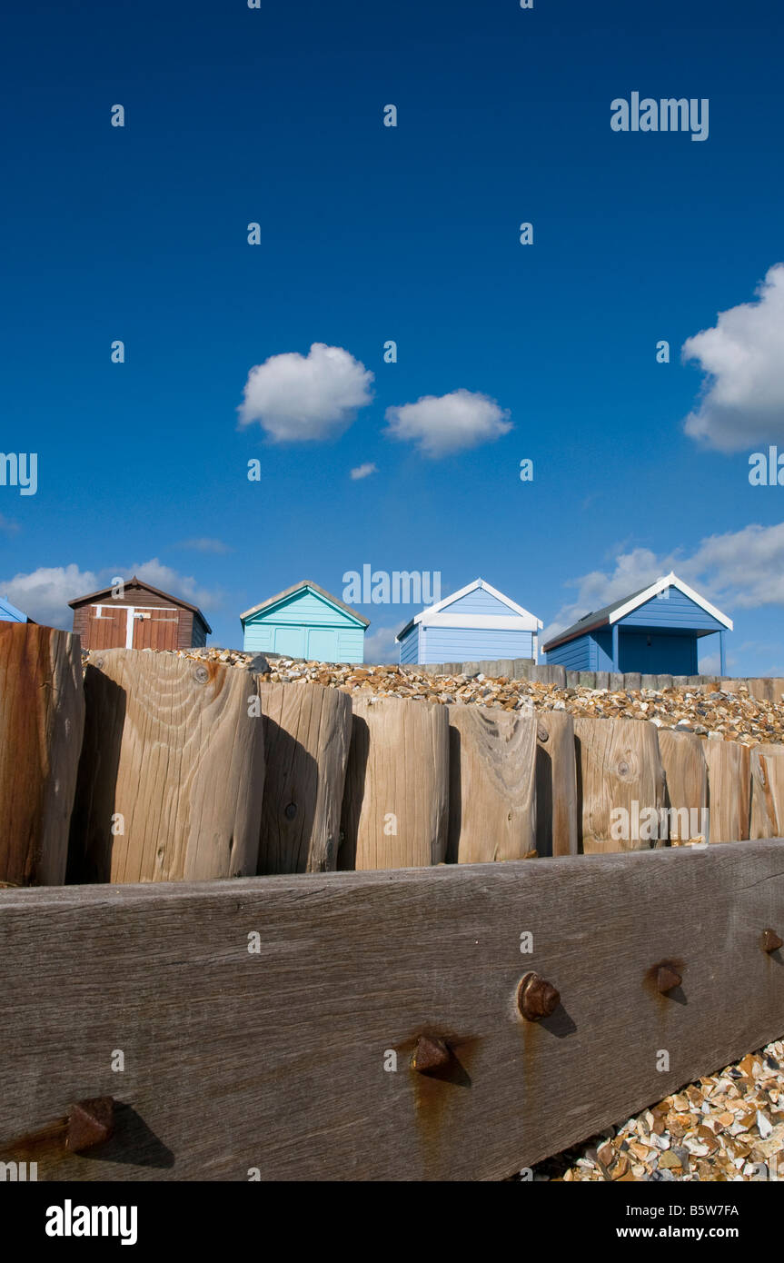 Une rangée de cabanes de plage à Calshot dans la nouvelle forêt prises à partir de la rive Banque D'Images