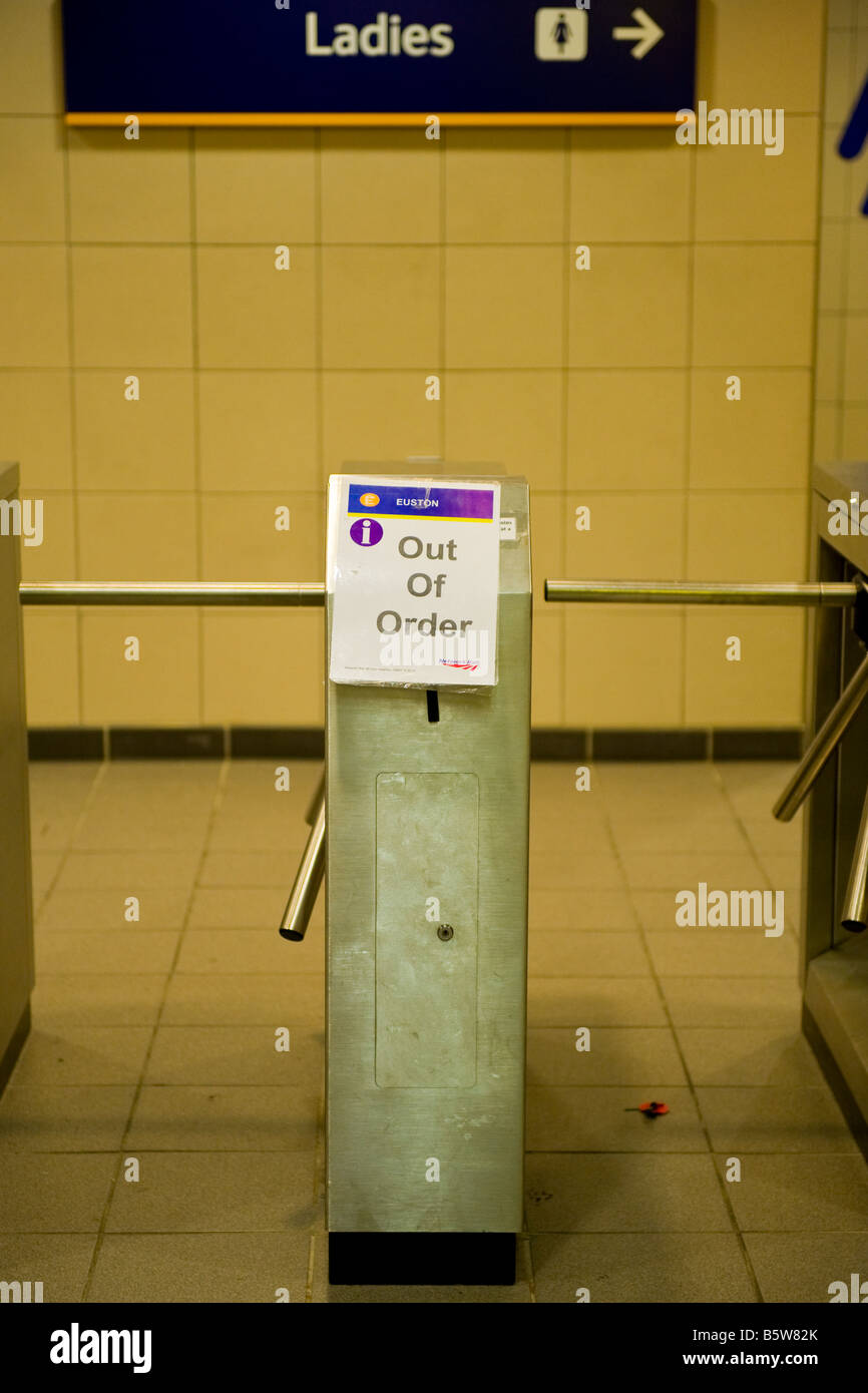 London Euston Station de chemin de fer , , entrée de mesdames les toilettes publiques avec panneau disant hors service ! ! Banque D'Images