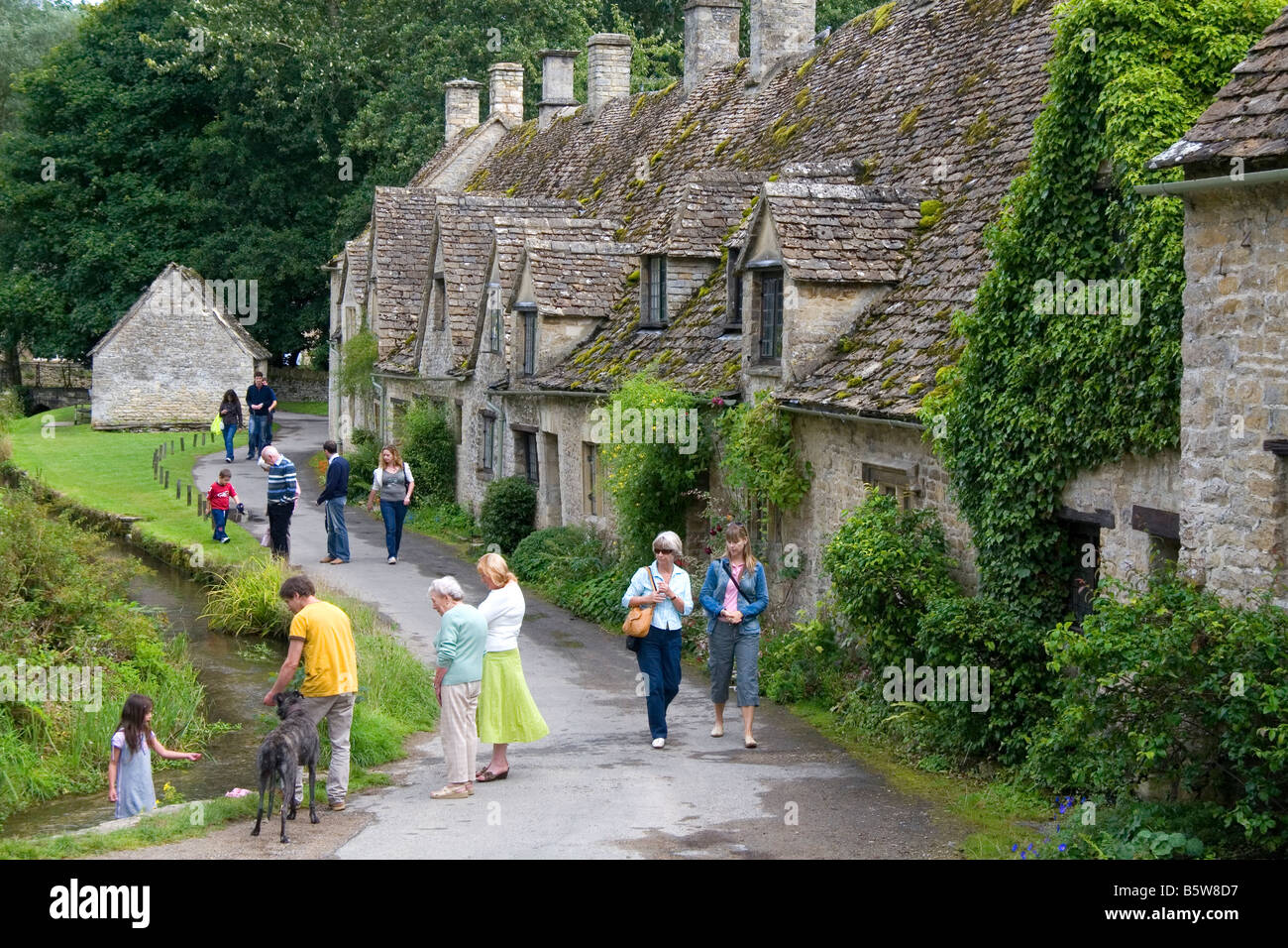 Cotswold stone cottages dans le village de Bibury Gloucestershire Angleterre Banque D'Images